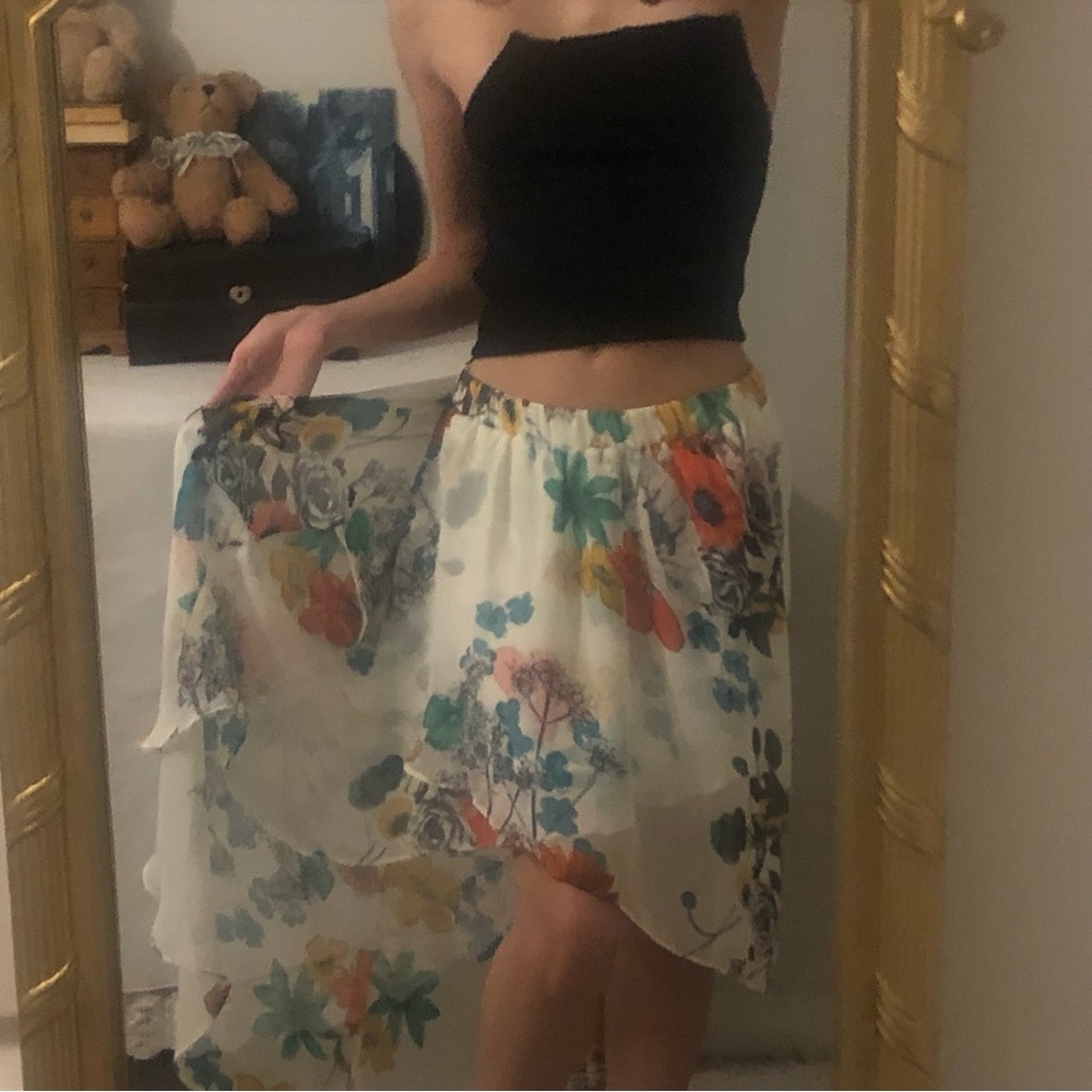 Beautiful flowy floral skirt size small